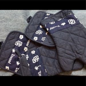 San Diego PADRES Pot holders and oven Glove 4 piece set NEW Navy Blue